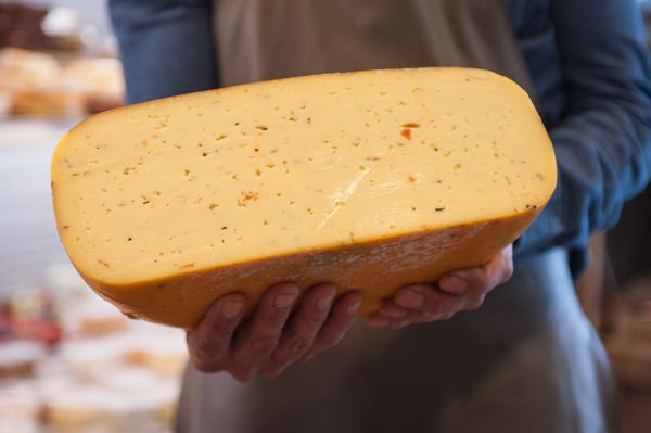 Een kaas van de boerderij met Italiaanse kruiden